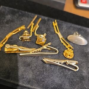 SWANK Gold-Tone Men’s Tie Clips and Charms Set